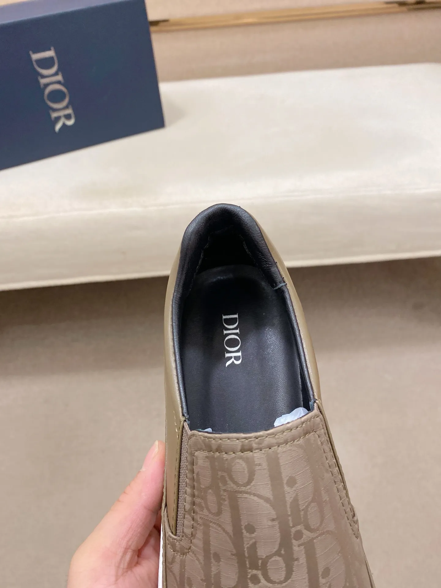 Men's shoes💰 400💰🇮🇹🇮🇹Dior d The new models are on sale at the same time at the counter. The uppers are imported from Italy, and the linings are all imported sheepskin. They are completely 1⃣️ to 1⃣️ replicas 🇮🇹💪💪, ⚠shoes Bottoms: Original soles are specially provided by the original factory. The exclusive movable molded soles are super comfortable. ⚠Original factory goods, 🔍🔍high quality. You can enter and leave the counter at will. Welcome to compare⚠. Code number:38-44